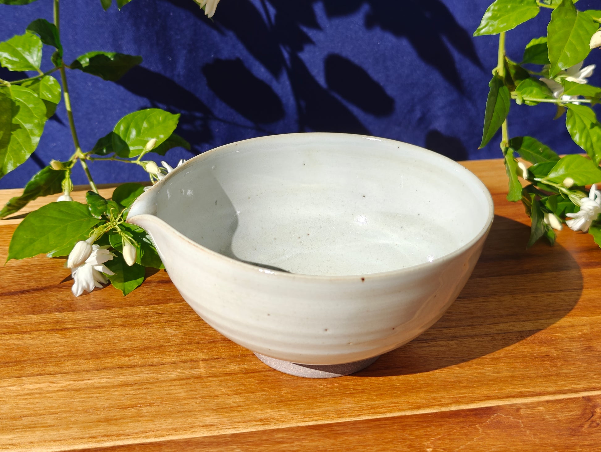 Spouted tea bowl | Rito Aoshima 利陶青嶋