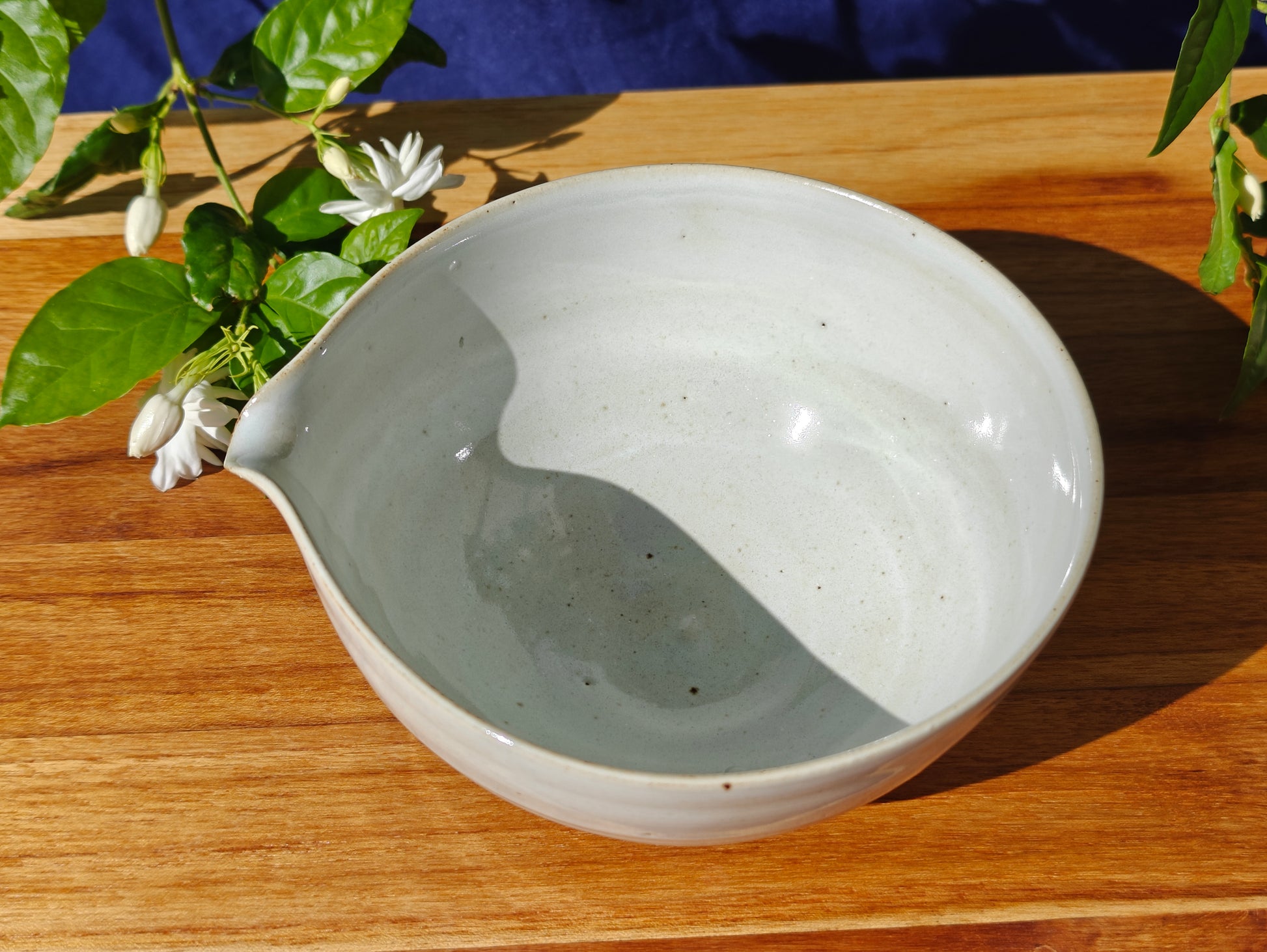 Spouted tea bowl | Rito Aoshima 利陶青嶋