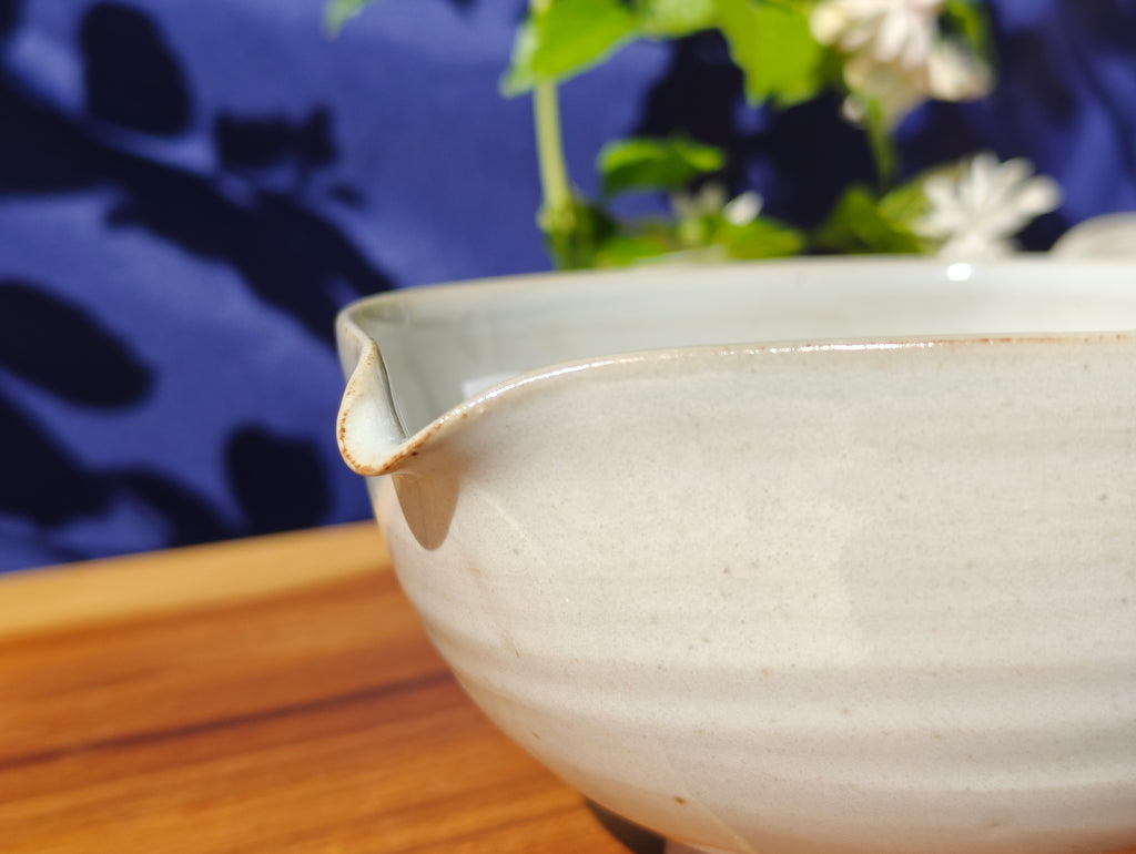Spouted tea bowl | Rito Aoshima 利陶青嶋