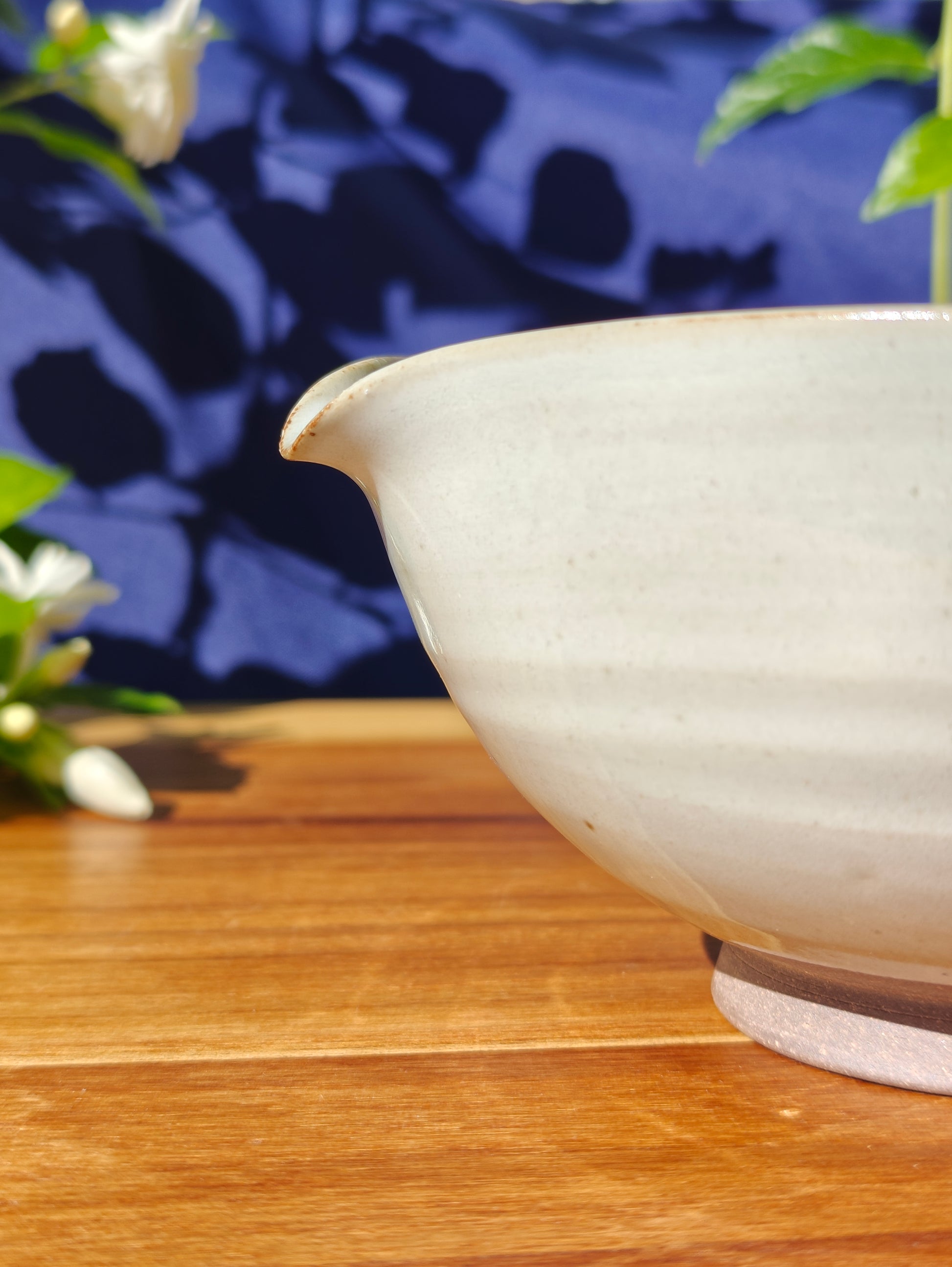Spouted tea bowl | Rito Aoshima 利陶青嶋
